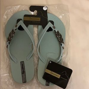 new ipanema slippers. never worn.